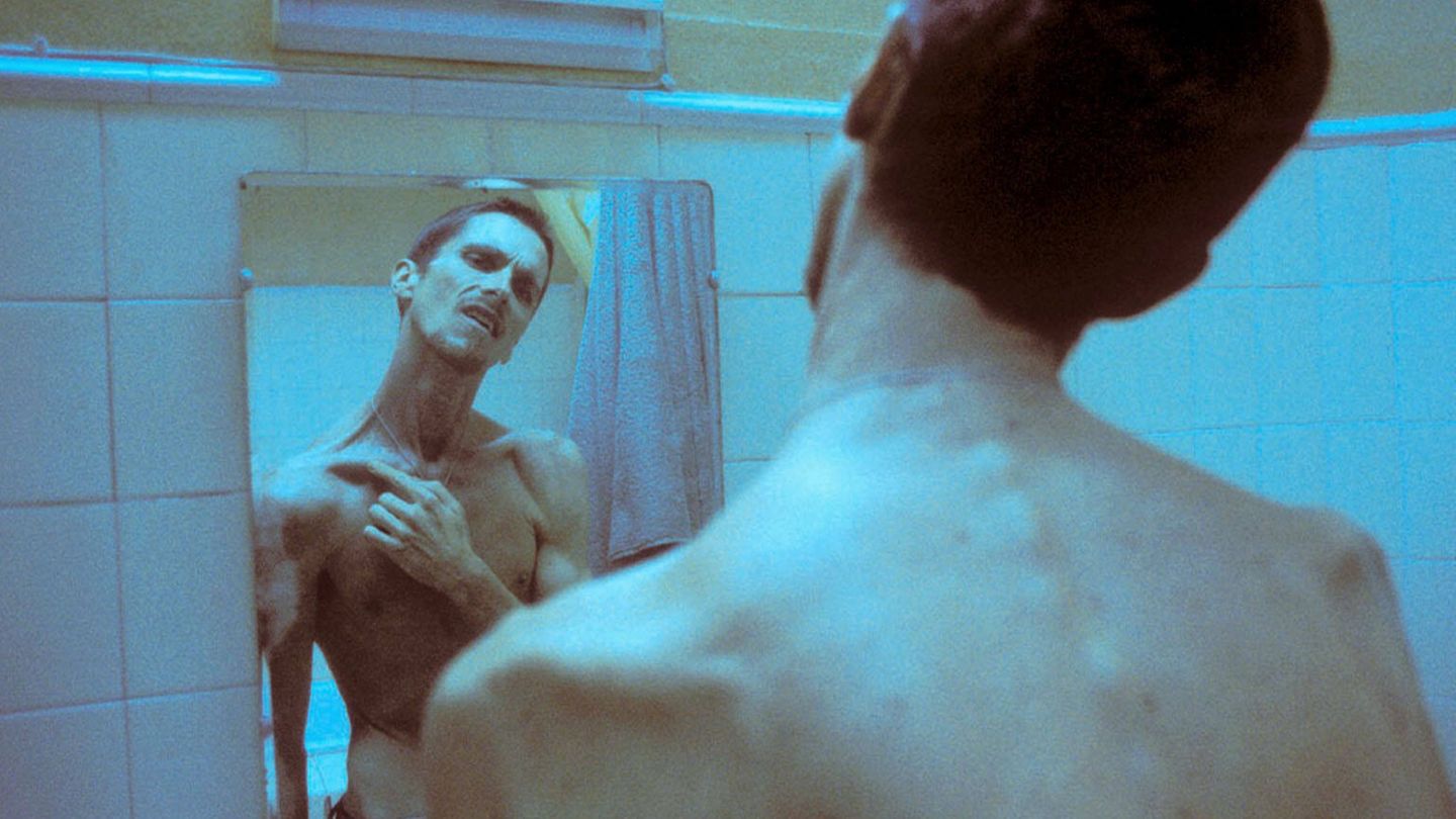 Christian Bale steht abgemagert vor einem Spiegel