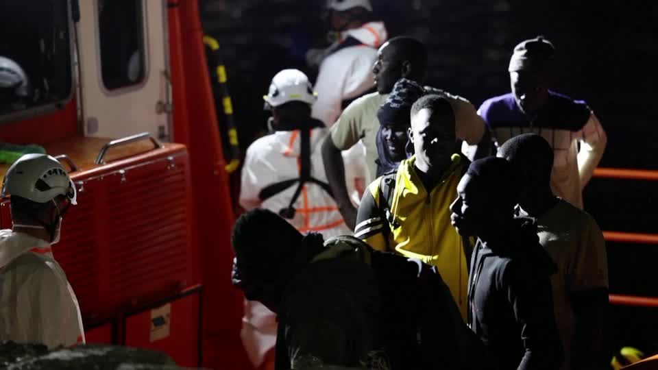 Video: Mehr als 300 Migranten aus dem Meer vor den Kanarischen Inseln geborgen