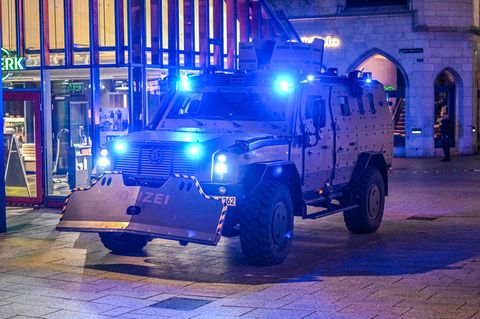 Ein gepanzertes Polizeifahrzeug steht am Freitagabend während der Geiselnahme in Ulm am Münsterplatz