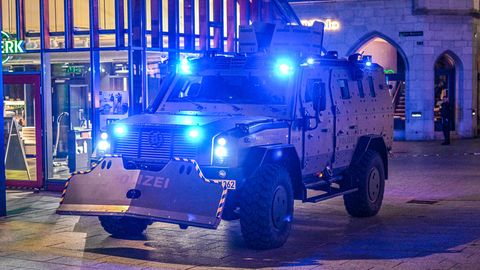 Ein gepanzertes Polizeifahrzeug steht am Freitagabend während der Geiselnahme in Ulm am Münsterplatz