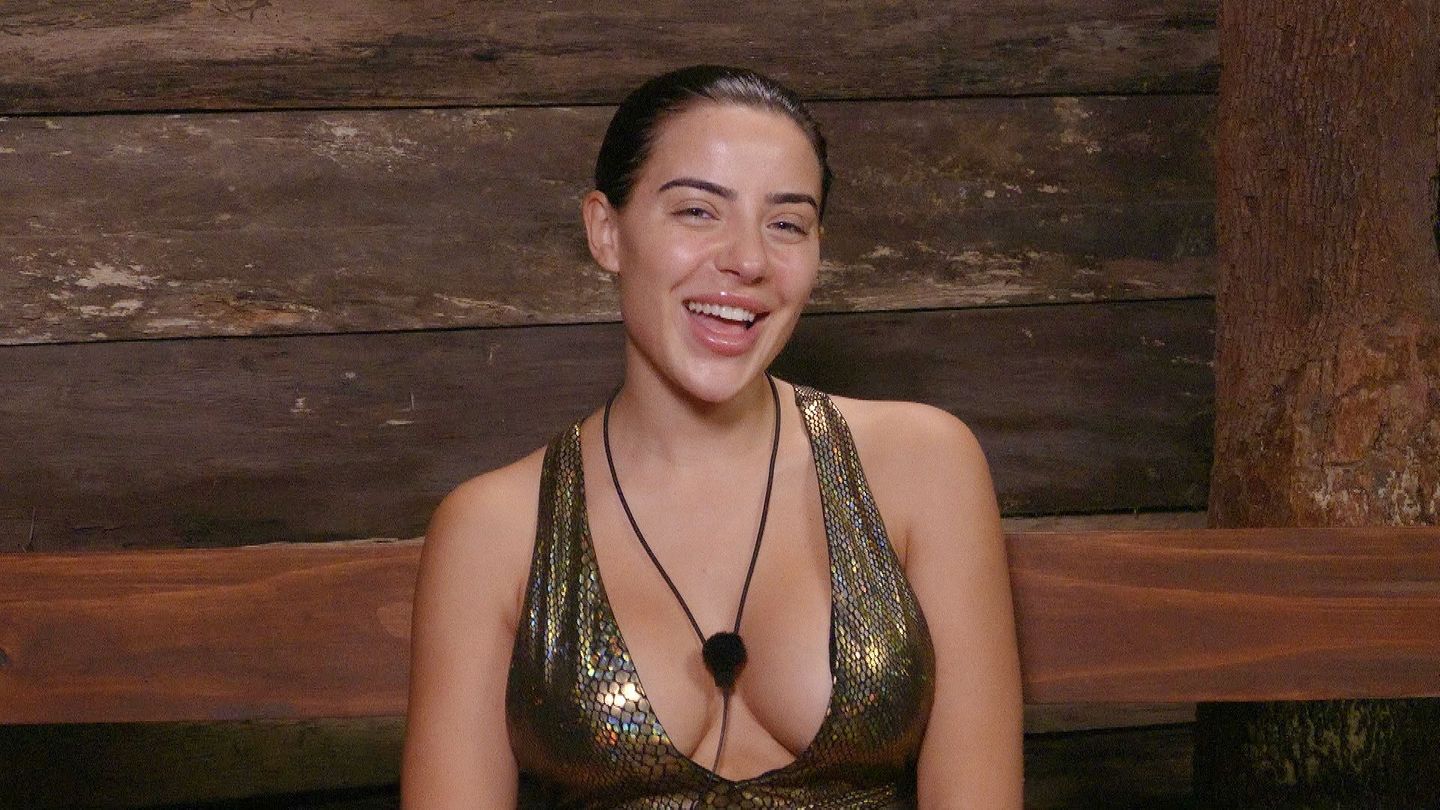"Ich bin ein Star", Tag 10: Doch lief wirklich nichts zwischen den beiden? Zumindest Leyla könnte sich das wohl gut vorstellen. Im Dschungeltelefon gesteht sie: "Von mir aus hätte da auch ein Kuss sein können. Der hat so süße Teddybär-Augen." Allerdings gebe es von Mikes Seite aus ein Hindernis: Sie habe mit Mikes Begleitperson Eugen Lopez Kontakt gehabt, verrrät die 27-Jährige. Es sei zwar nie etwas Körperliches zwischen den beiden gewesen, doch sie glaubt, dass Mike deshalb etwas gehemmt sei. Ihr Wunsch: Eugen möge einen Brief an Mike in in den Dschungel schicken. "Hi Bro, alles ist in Ordnung. Liebe Grüße Eugen." Doch lief wirklich nichts zwischen den beiden? Zumindest Leyla könnte sich das wohl gut vorstellen. Im Dschungeltelefon gesteht sie: "Von mir aus hätte da auch ein Kuss sein können. Der hat so süße Teddybär-Augen." Allerdings gebe es von Mikes Seite aus ein Hindernis: Sie habe mit Mikes Begleitperson Eugen Lopez Kontakt gehabt, verrrät die 27-Jährige. Es sei zwar nie etwas Körperliches zwischen den beiden gewesen, doch sie glaubt, dass Mike deshalb etwas gehemmt sei. Ihr Wunsch: Eugen möge einen Brief an Mike in in den Dschungel schicken. "Hi Bro, alles ist in Ordnung. Liebe Grüße Eugen."
