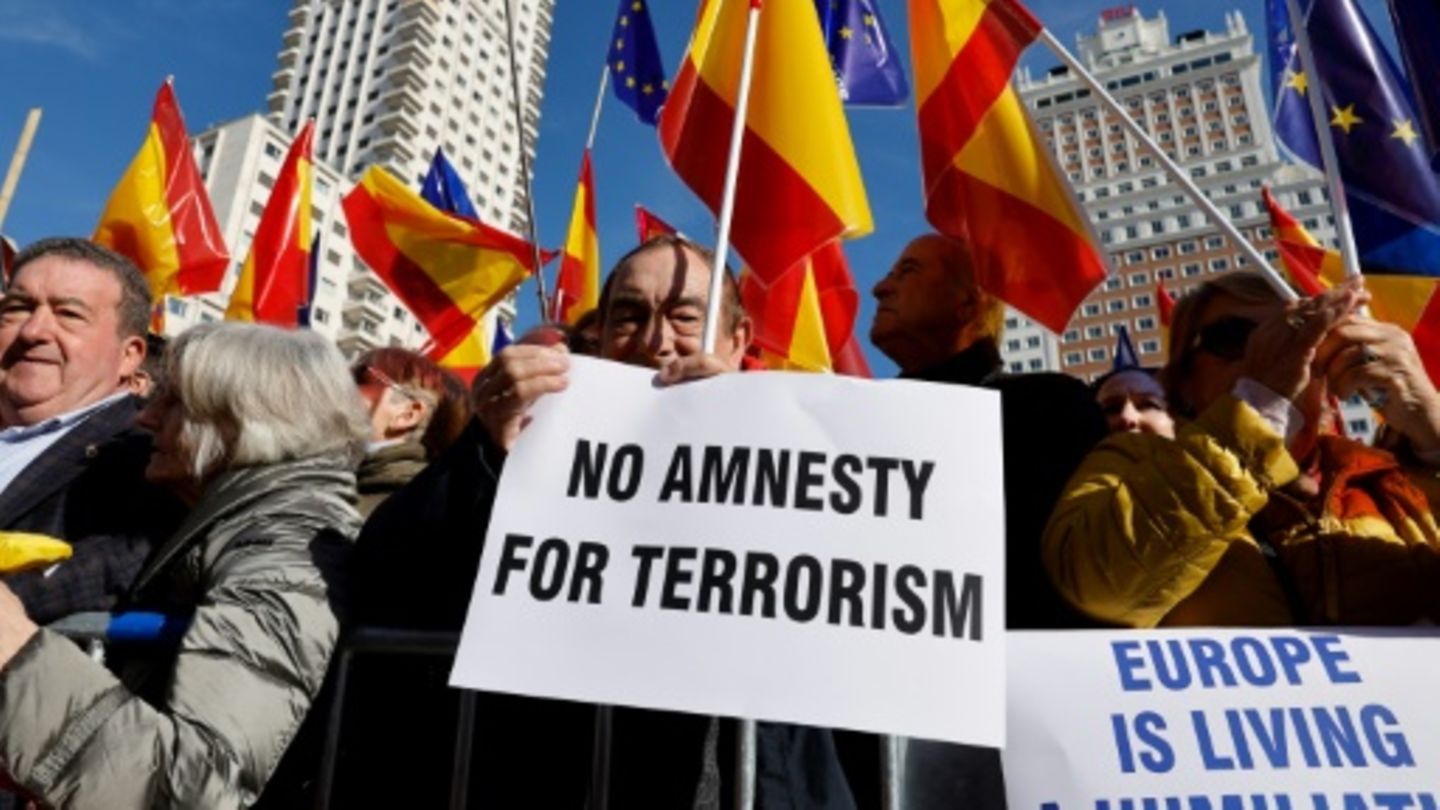 Decenas de miles se manifiestan en España contra la amnistía para los activistas catalanes