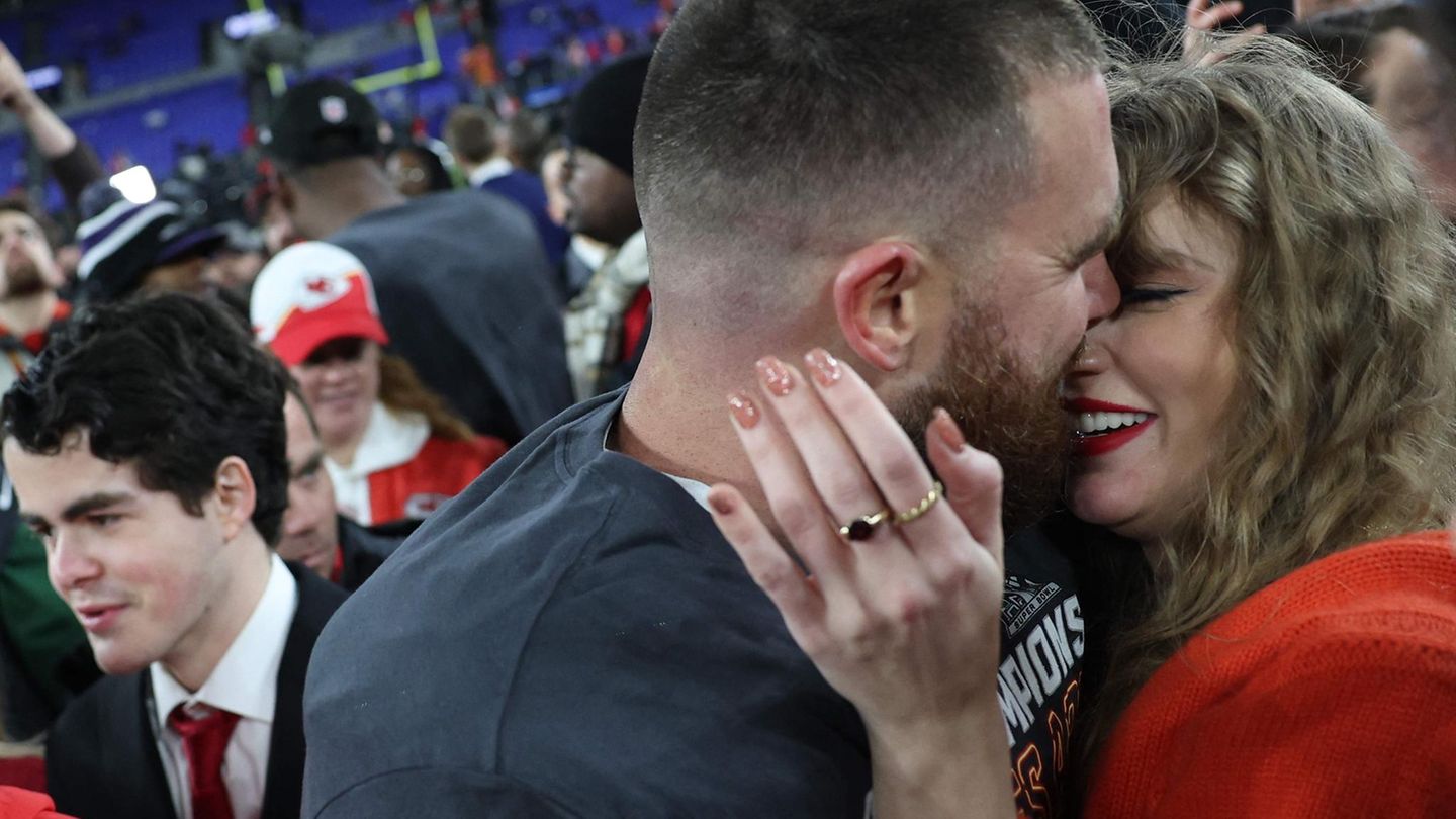 People of today: Travis Kelce and Taylor Swift are dancing on the field