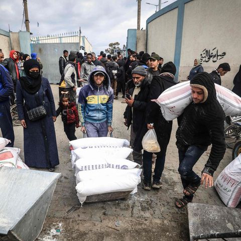 UNRWA verteilt im Gazastreifen zum Beispiel Lebensmittel oder Medizin