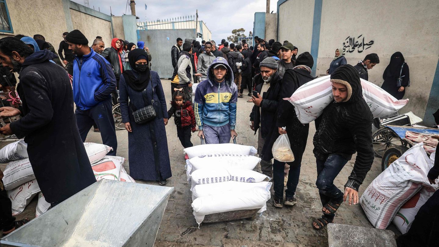 UNRWA verteilt im Gazastreifen zum Beispiel Lebensmittel oder Medizin