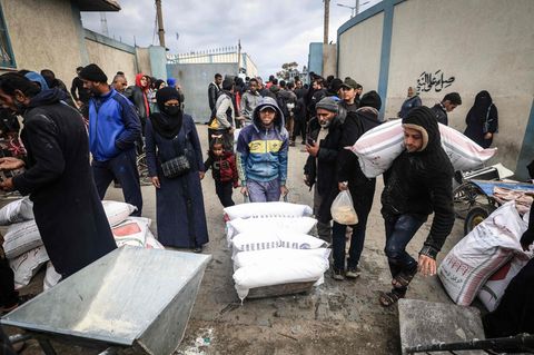 UNRWA verteilt im Gazastreifen zum Beispiel Lebensmittel oder Medizin