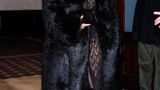 Auch hier zeigt die Sängerin ihren Faible für den Mob-Wife-Trend: Im übergroßen, schwarzen Faux Fur Mantel, transparentem Abendkleid und schwarzen Stiefeln erfüllte sie jedes Mafiachic-Kriterium.