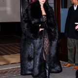 Auch hier zeigt die Sängerin ihren Faible für den Mob-Wife-Trend: Im übergroßen, schwarzen Faux Fur Mantel, transparentem Abendkleid und schwarzen Stiefeln erfüllte sie jedes Mafiachic-Kriterium.