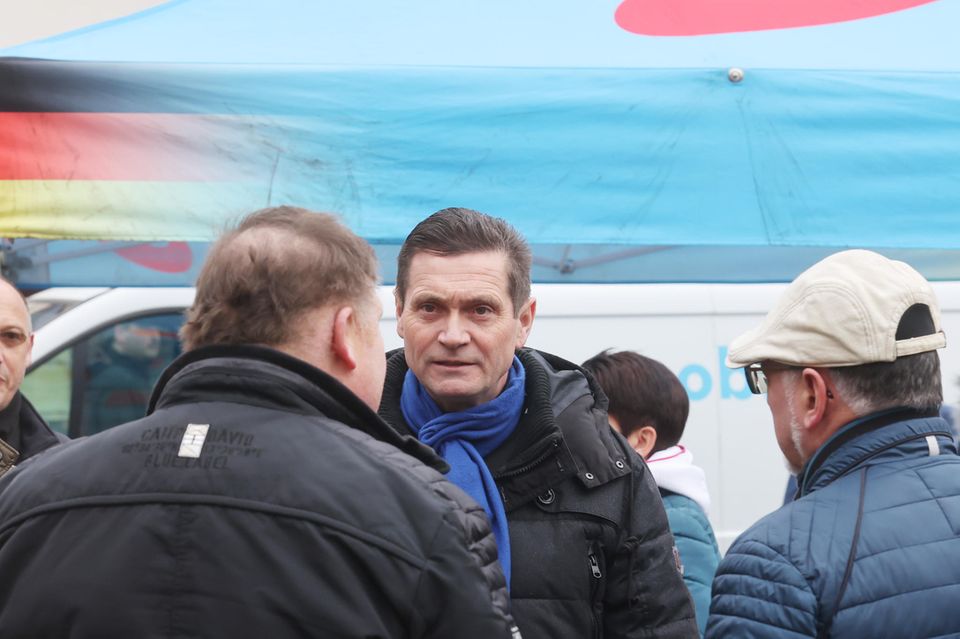 Landratswahl in Thüringen: Wahlverlierer Uwe Thrum, AfD, beim Wahlkampf. Am Ende musste er sich in der Stichwahl geschlagen geben. Wahlverlierer Uwe Thrum, AfD, beim Wahlkampf. Am Ende musste er sich in der Stichwahl geschlagen geben.