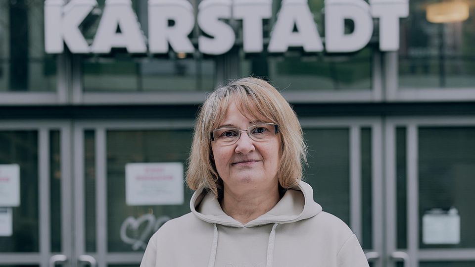 Kaufhaus in Lübeck: Sie wollte am letzten Tag eigentlich ganz in Schwarz kommen: Elke Hein war 33 Jahre lang Mitarbeiterin Sie wollte am letzten Tag eigentlich ganz in Schwarz kommen: Elke Hein war 33 Jahre lang Mitarbeiterin