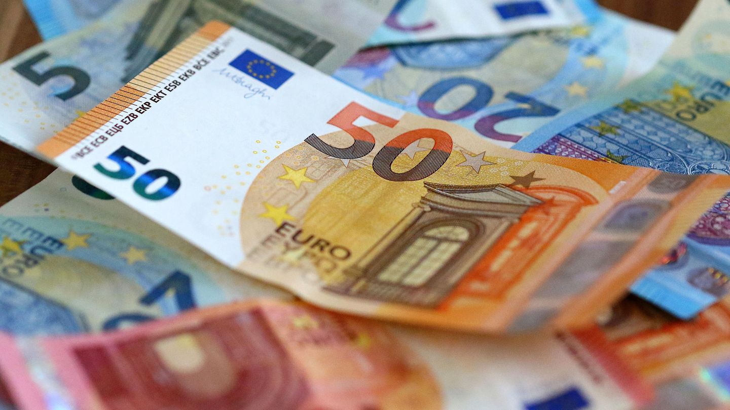 Mehrere Euro-Scheine liegen auf einem Stapel