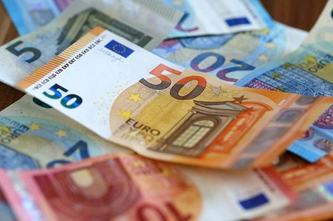 Mehrere Euro-Scheine liegen auf einem Stapel
