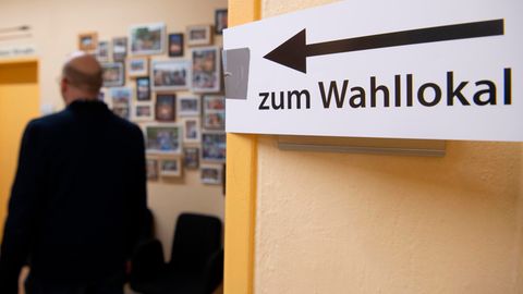 Demokratie Deutschland: Ein Mann betritt ein Wahllokal