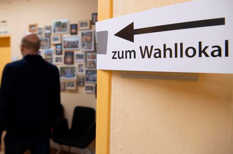 Demokratie Deutschland: Ein Mann betritt ein Wahllokal