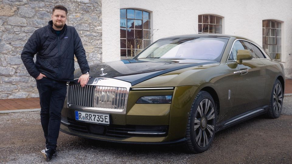 E-Auto-Test Der Rolls-Royce Spectre in winterlicher Umgebung