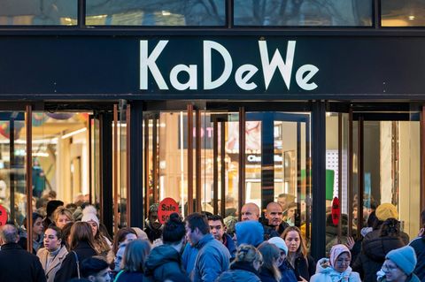 KaDeWe in Berlin: Menschenmassen tummeln sich am Eingang