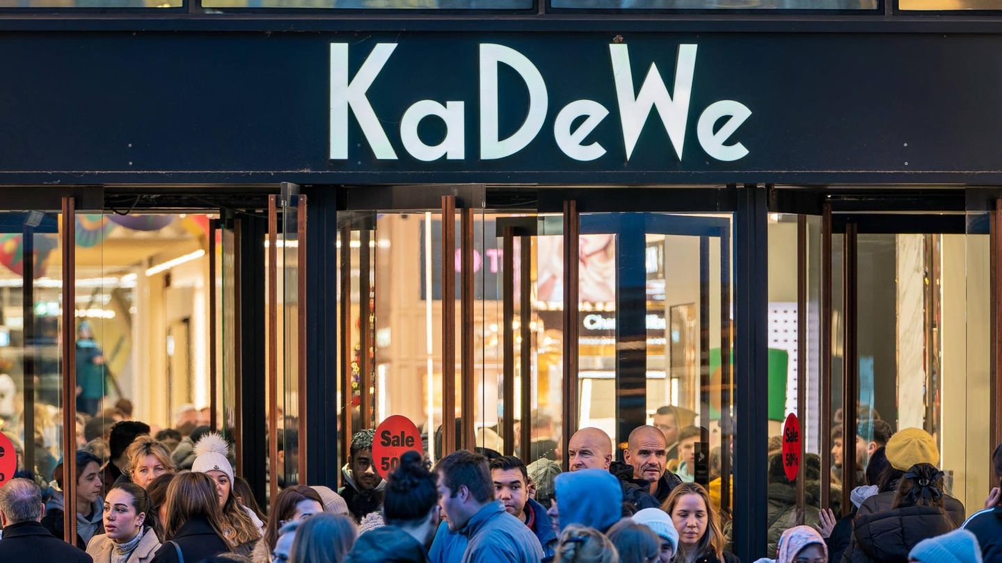 KaDeWe in Berlin: Menschenmassen tummeln sich am Eingang