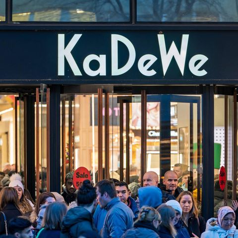 KaDeWe in Berlin: Menschenmassen tummeln sich am Eingang KaDeWe in Berlin: Menschenmassen tummeln sich am Eingang