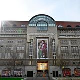 Die zum Signa-Imperium gehörende Luxuskaufhausgruppe KaDeWe ging Ende Januar 2024 insolvent. Die KaDeWe-Gruppe rund um das berühmte "Kaufhaus des Westens" in Berlin erwirtschaftete 2023 rund 800 Millionen Euro Umsatz. Signa betrieb diese als Minderheitsgesellschafter mit einem Anteil von 49,9 Prozent. Im Jahr 2015 hatte Benko 50,1 Prozent an die thailändische Central Group verkauft. Nach dem Benko-Aus übernahm die Central Group die KaDeWe-Gruppe komplett. Auch das KaDeWe-Gebäude kauften die Thailänder – allein für die Immobilie zahlten sie laut Berliner Senat eine Milliarde Euro