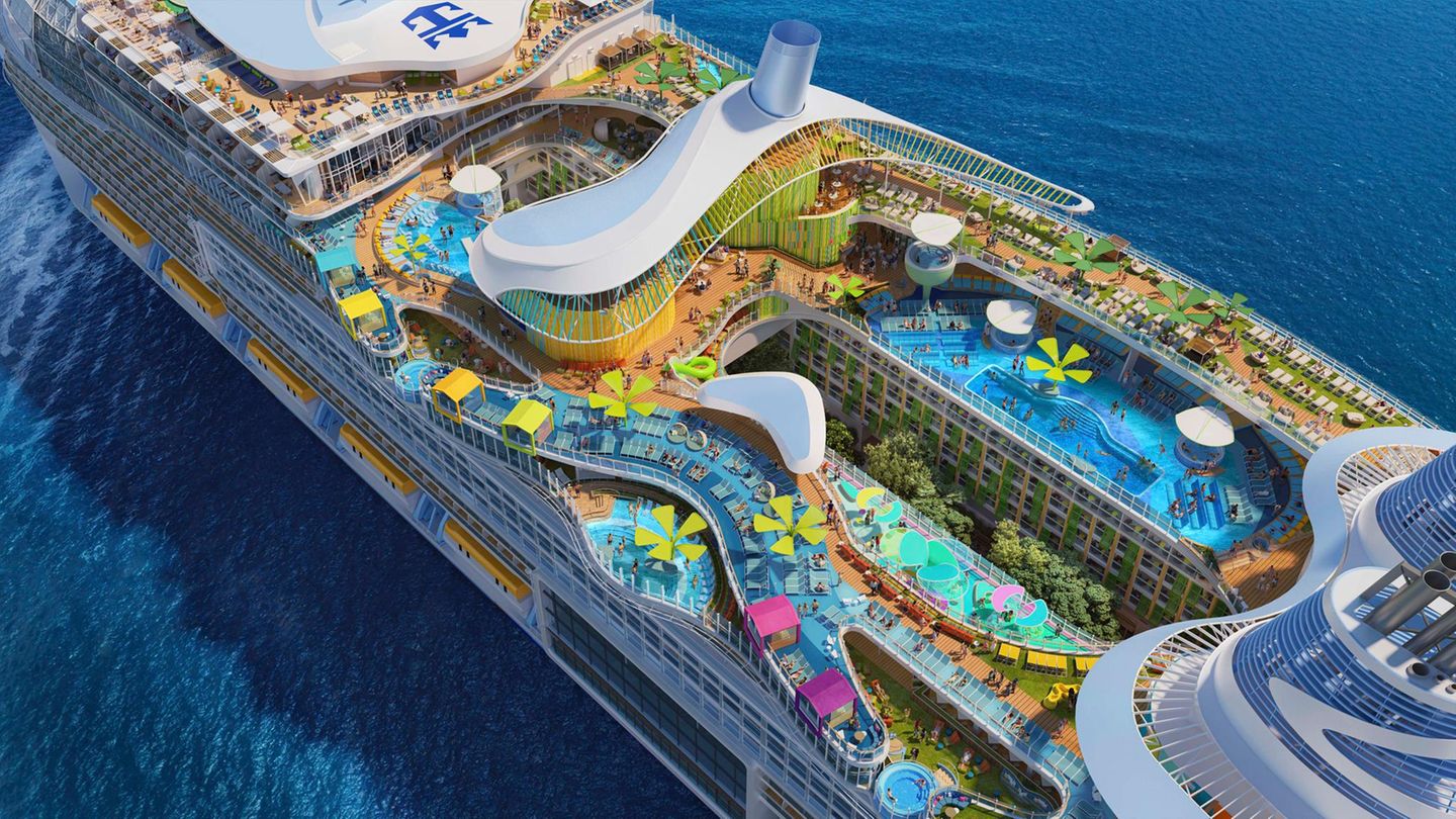 Palmen aus Metall Ansicht des Oberdecks der "Icon of the Seas"