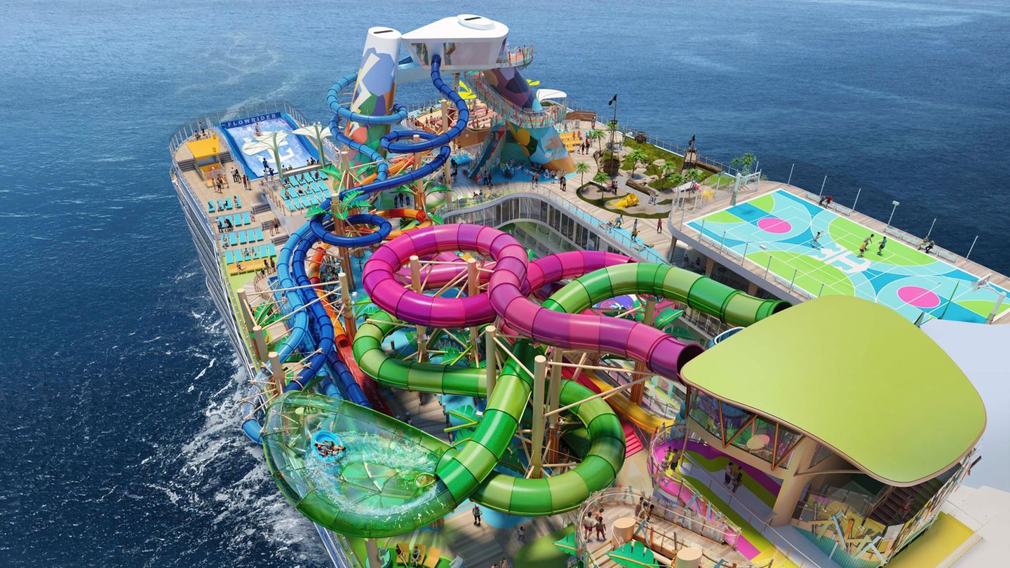 Auf dem Oberdeck des Kreuzfahrtschiffes ist ein Wasserpark eingerichtet