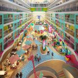 Die Royal Promenade ist ein nach oben offener Innennhof im Zentrum des Kreuzfahrtschiffes.