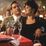 Lorraine Bracco machte es bereits 23 Jahre vor Lawrence in "Goodfellas" vor: Als Mafia-Chefin im New York der 1950er gehörten Pelz, Goldschmuck und schwarze Looks mit femininem Touch zur Grundausstattung ihrer Filmrolle.