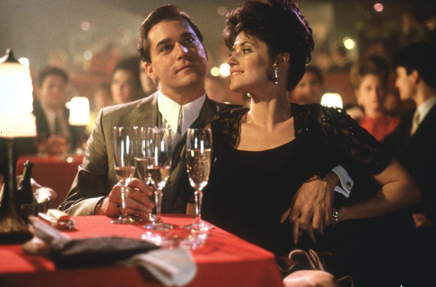 Lorraine Bracco machte es bereits 23 Jahre vor Lawrence in "Goodfellas" vor: Als Mafia-Chefin im New York der 1950er gehörten Pelz, Goldschmuck und schwarze Looks mit femininem Touch zur Grundausstattung ihrer Filmrolle.