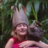 Anya Elsner muss das Camp verlassen, bekommt eine Krone zum Abschied und weint noch ein paar Tränchen. "Auf mich wartet heute eine Pizza", scherzt sie.