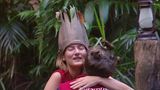 Anya Elsner muss das Camp verlassen, bekommt eine Krone zum Abschied und weint noch ein paar Tränchen. "Auf mich wartet heute eine Pizza", scherzt sie.
