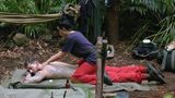... ist diese Massage. Leyla knetet den Rücken von Kims Ex-Affäre. "Ich finde, dass da schon eine Anziehung ist bei Mike, denn ich würde ja nicht jeden massieren. Er ist ein echter Hottie, den kann man ja mal massieren!", findet sie.