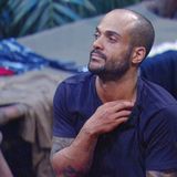 "Ich habe eine Frage an die beiden Mädels. Leyla und Kim, könntet ihr euch bitte etwas anziehen?", fragt er am Lagerfeuer ernsthaft. Und holt im Dschungeltelefon zu einem Paradebeispiel an Alltags-Sexismus aus: "Ich finde, dass das fürs Dschungelcamp nicht passend ist. Das hier ist keine Dating-App. Diese Freizügigkeit können sie gern zu Hause machen. Das weiß doch jeder, was eine Frau nicht darf und was ein Mann nicht darf." Was ein Frauen-Hintern mit Dating zu tun hat, bleibt schleierhaft. Dass er sich über - sagen wir mal - nackte Männeroberkörper genauso beschweren würde, bleibt anzuzweifeln.