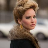 Jennifer Lawrence gab in "American Hustle" als Geliebte und Geschäftspartnerin eines Finanz-Betrügers eine Mob Wife ab, wie sie im Buche steht (wenn auch nicht mit italienischem Migrationshintergrund). Kurz darauf wurde sie von FHM zur "Sexiest Woman" gekürt. In dem Film sieht man Lawrence vor allem in Pelzmänteln. Dazu trägt sie auffälligen Goldschmuck, dunkel geschminkte Augen und verschiedene voluminös auftoupierte Frisuren. 