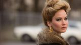 Jennifer Lawrence gab in "American Hustle" als Geliebte und Geschäftspartnerin eines Finanz-Betrügers eine Mob Wife ab, wie sie im Buche steht (wenn auch nicht mit italienischem Migrationshintergrund). Kurz darauf wurde sie von FHM zur "Sexiest Woman" gekürt. In dem Film sieht man Lawrence vor allem in Pelzmänteln. Dazu trägt sie auffälligen Goldschmuck, dunkel geschminkte Augen und verschiedene voluminös auftoupierte Frisuren. 