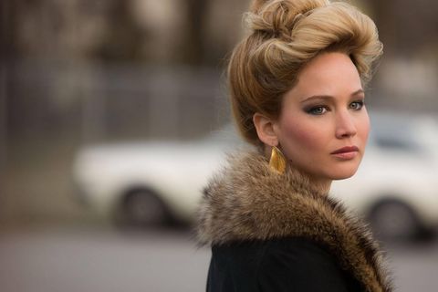 Jennifer Lawrence gab in "American Hustle" als Geliebte und Geschäftspartnerin eines Finanz-Betrügers eine Mob Wife ab, wie sie im Buche steht (wenn auch nicht mit italienischem Migrationshintergrund). Kurz darauf wurde sie von FHM zur "Sexiest Woman" gekürt. In dem Film sieht man Lawrence vor allem in Pelzmänteln. Dazu trägt sie auffälligen Goldschmuck, dunkel geschminkte Augen und verschiedene voluminös auftoupierte Frisuren. 