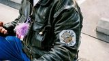 Ein Drogenabhängiger mit einer echten Polizeijacke