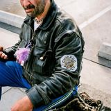 Ein Drogenabhängiger mit einer echten Polizeijacke