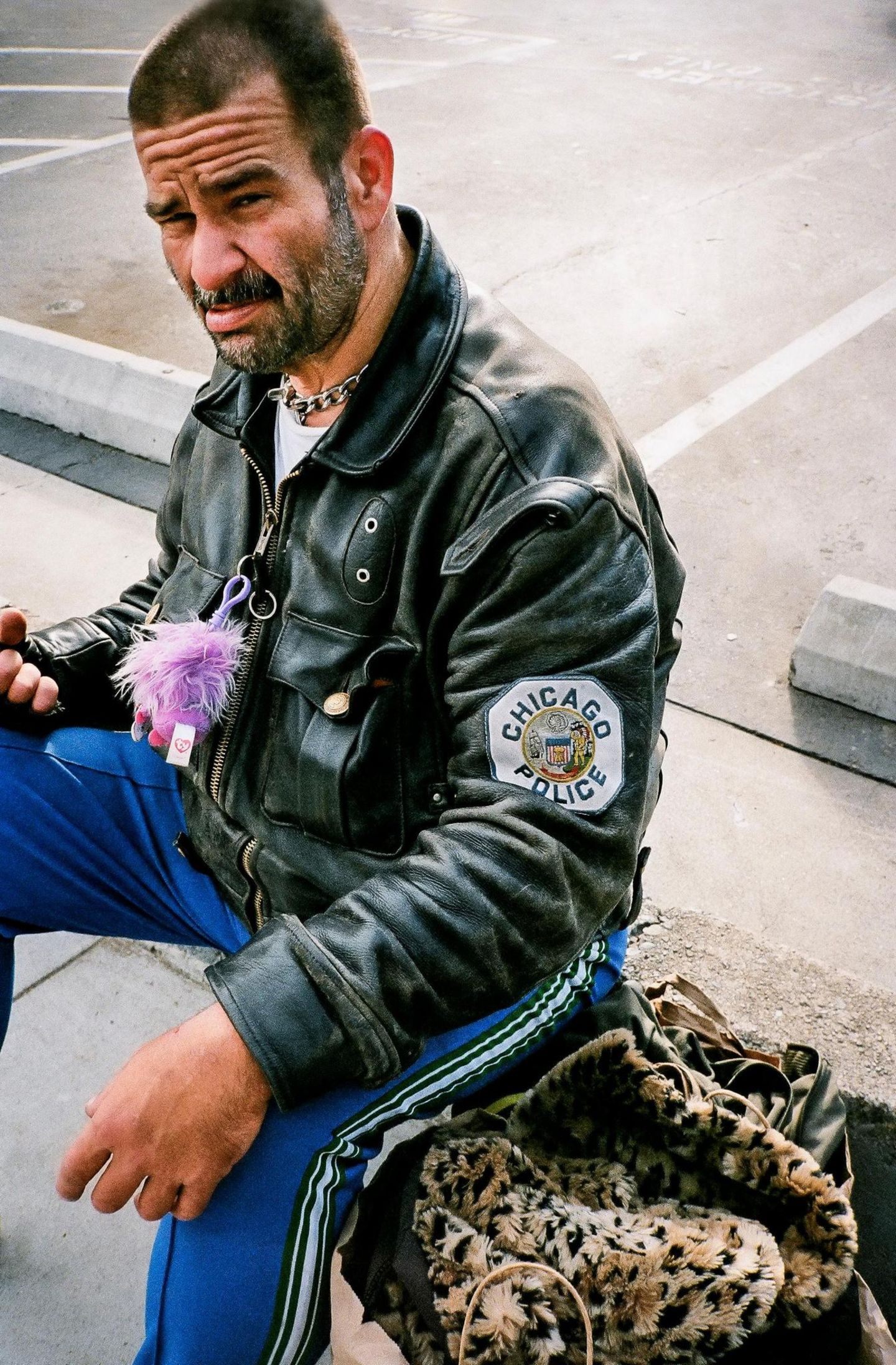 Ein Drogenabhängiger mit einer echten Polizeijacke