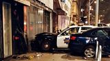 Ein Polizeiwagen, der gegen eine Hauswand gefahren ist