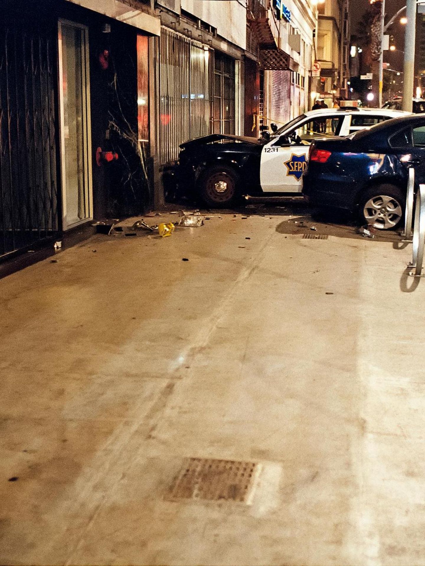 Ein Polizeiwagen, der gegen eine Hauswand gefahren ist