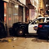 Ein Polizeiwagen, der gegen eine Hauswand gefahren ist