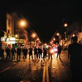 Eine Gruppe von Polizisten nachts auf einer Straße