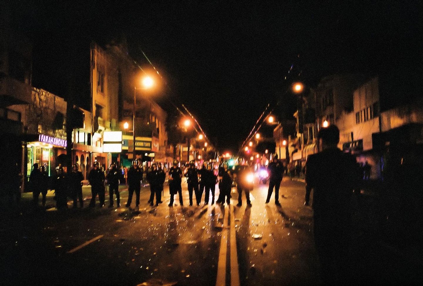 Eine Gruppe von Polizisten nachts auf einer Straße