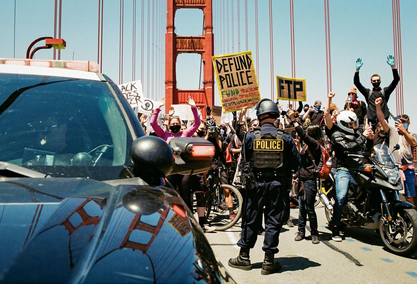 Polizisten stehen auf der Golden Gate Bridge einer Demonstrationszug gegenüber