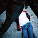 Ein Mann liegt gefesselt auf dem Boden