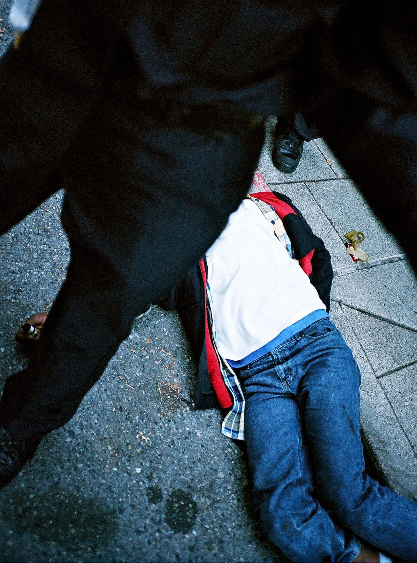 Ein Mann liegt gefesselt auf dem Boden