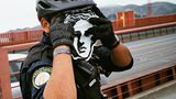 Ein Polizist der Golden Gate Bridge Patrol hält sich den Ausdruck des Gesichts der Venus von Milo vors Gesicht