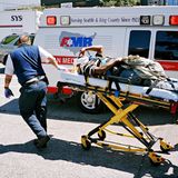 Ein Verletzter wird vom Rettungsdient auf einer Trage abtransportiert