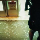 Zersplittertes Glas vor einem Schaufenster