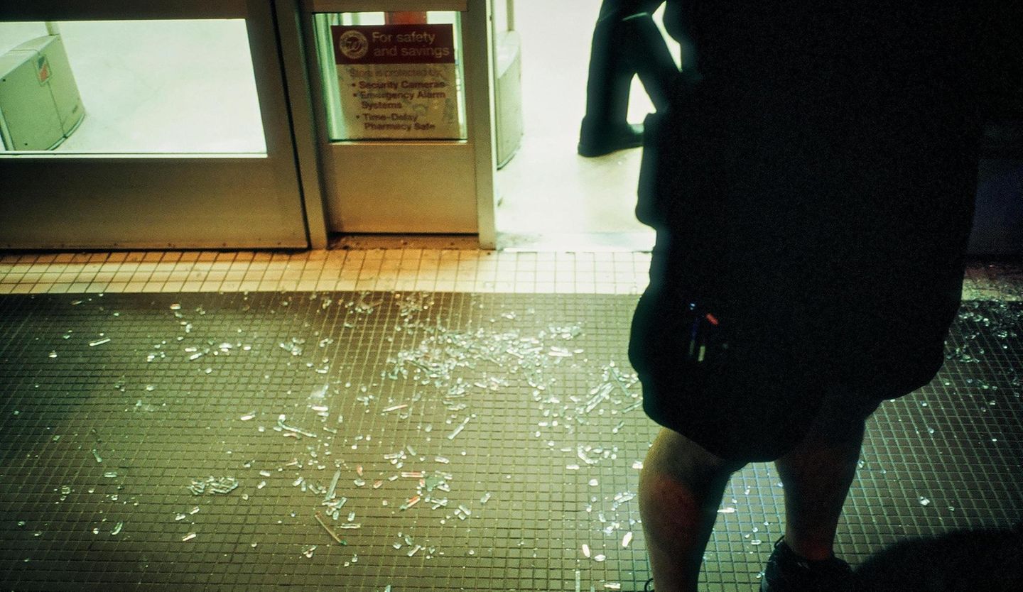 Zersplittertes Glas vor einem Schaufenster